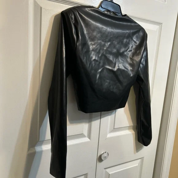 Nasty Gal Faux Leather Cropped Top Crossover Twisted Front Size 6 Black - Picture 9 of 11